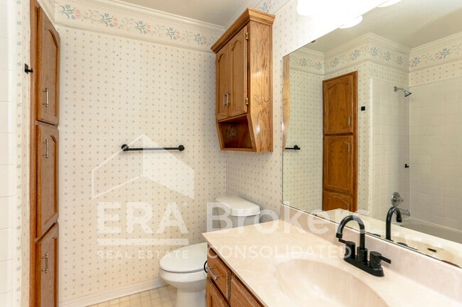 Building Photo - 800 Silver Creek Dr