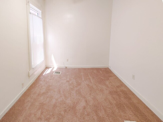 Building Photo - Freshly updated 2 bed/1 bath Close to Wexner Medical Center