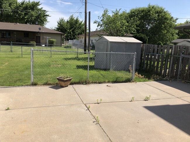 Building Photo - Nice home with fenced yard