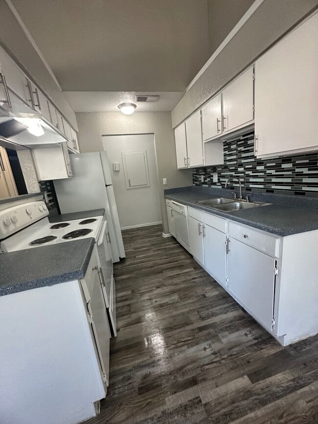 Building Photo - Spacious and Affordable Townhome 2beds 2 baths