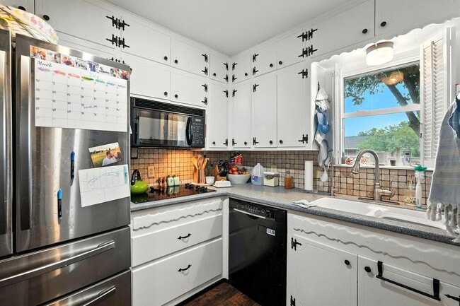 Building Photo - 3026 Ventura Dr