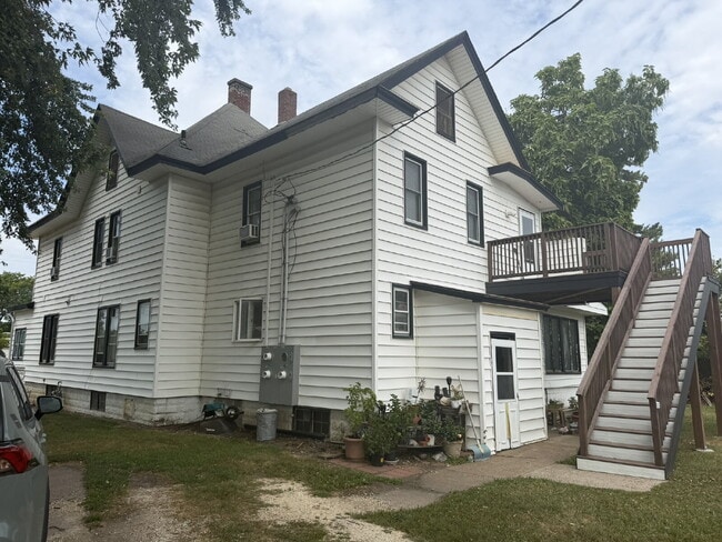 Building Photo - Beautifully Remodeled 2-Bedroom Upper Unit in Historic Durand