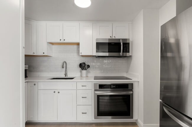 Building Photo - Beachfront High-Rise Condo | Fully Furnished 2BR Annual Rental