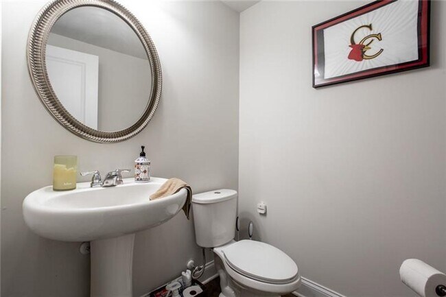 Building Photo - Large 3 Bedroom Luxury Townhome on Silver ...