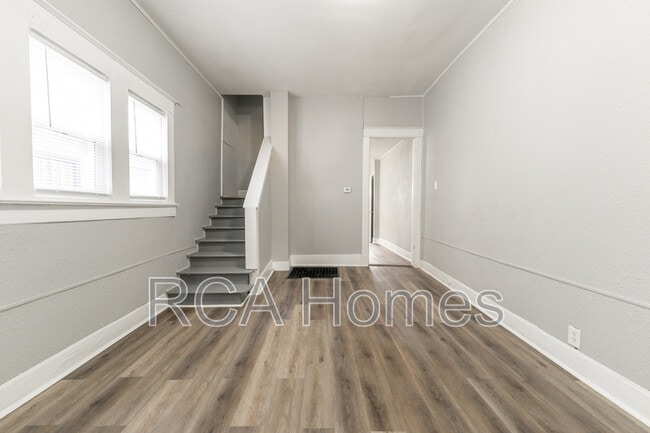 Building Photo - 2427 N Kenwood Ave