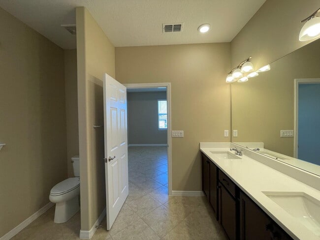 Building Photo - ***Move-In Special: 2 Weeks Free Rent! | B...