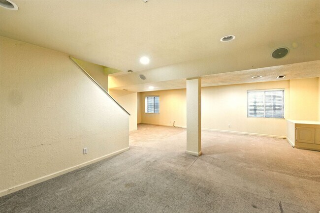 Building Photo - Charming Corner Lot! 3 Bedroom, 3.5 Bath w...