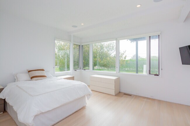 Building Photo - 43 Surfside Ave