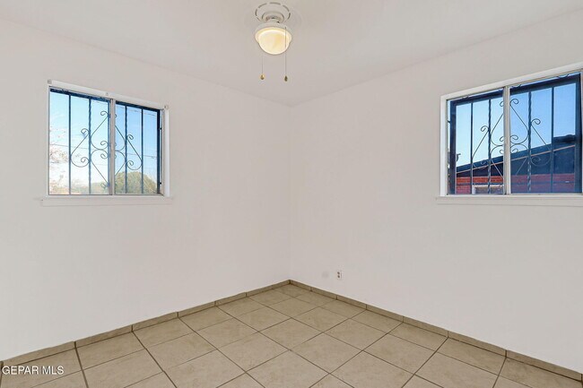 Building Photo - 10068 Oakwood Dr