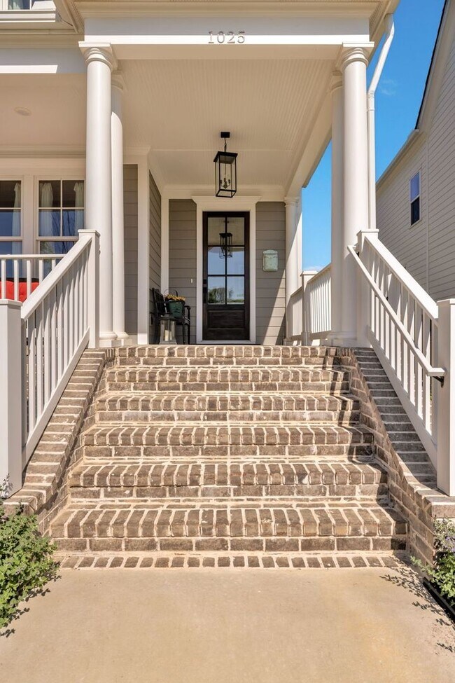 Building Photo - 3 bedroom home with 3.5 bathrooms and 2 Car Garage