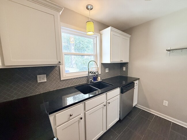 Building Photo - 7632 Rainbow Dr