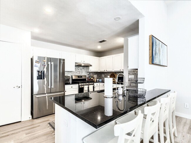 Building Photo - Lovely 3/BR 2.5/BA Modern Home with Premiu...