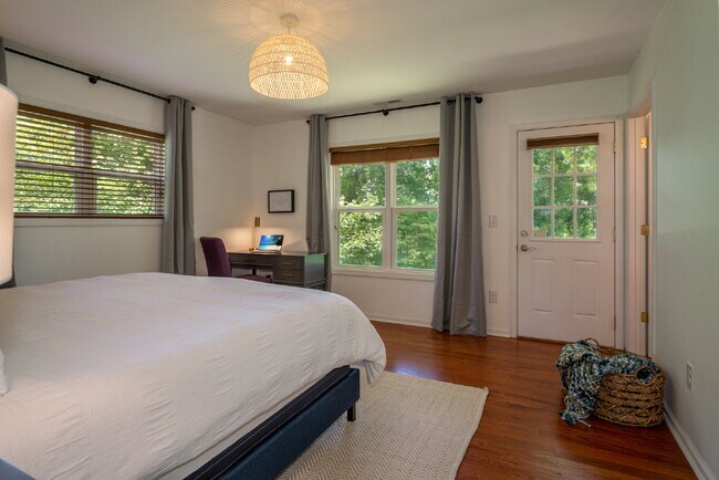 Building Photo - Mountain Lux Home - Centrally Located in B...