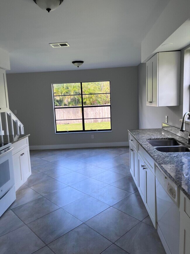 Building Photo - 8760 Lyndall Ln