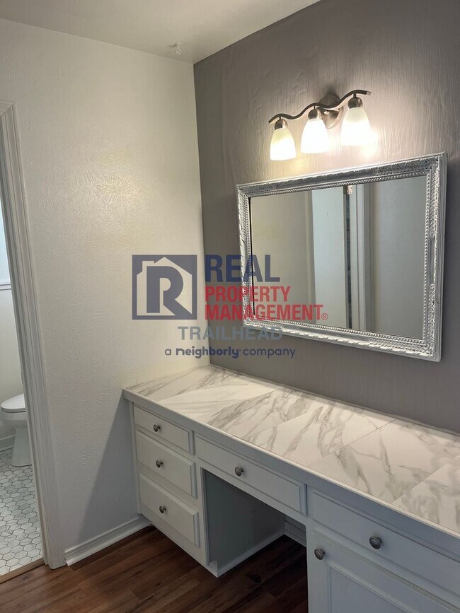 Building Photo - Great Location - 2 Bed/2 Bath - Move In Re...