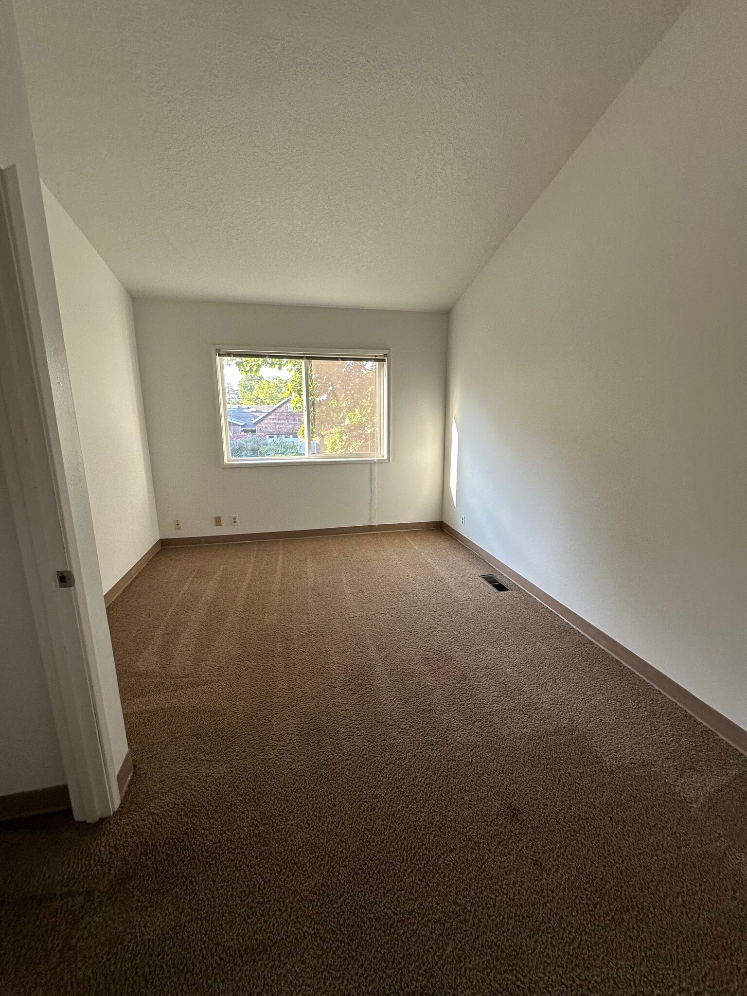 smaller bedroom - 1809 SE Harney St
