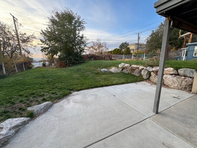 Building Photo - Beautiful duplex for rent near Capitol!