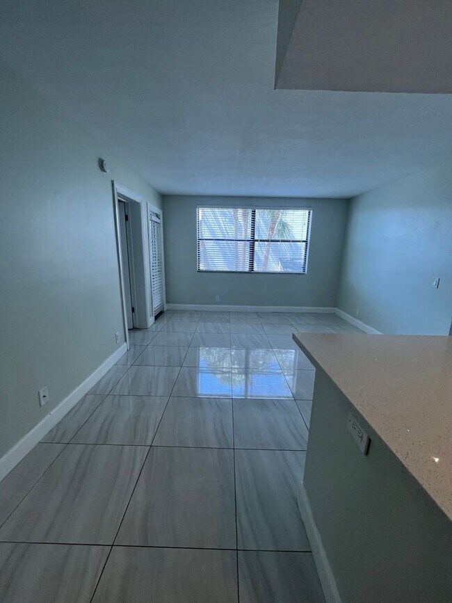 Building Photo - ONE BEDROOM ONE BATHROOM! FULLY RENOVATED Stainless Appliances!