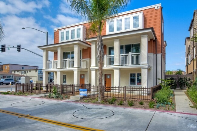 Building Photo - 3 Bedroom Townhome at Bayside Cove!