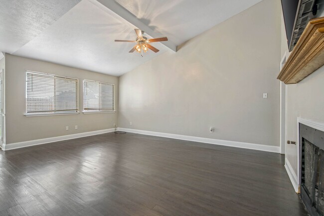 Building Photo - Precious 2/1 Townhome w/ Yard & Garage Available Now!