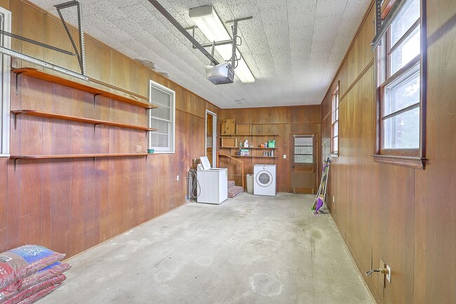 Building Photo - Single Family Home in Park Circle!