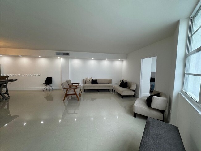 Building Photo - 999 Brickell Bay Dr