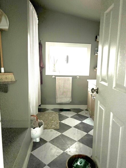 Bathroom - 614 E Grover St
