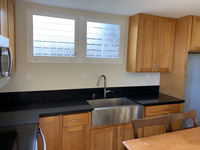 Building Photo - 2349 Palolo Ave