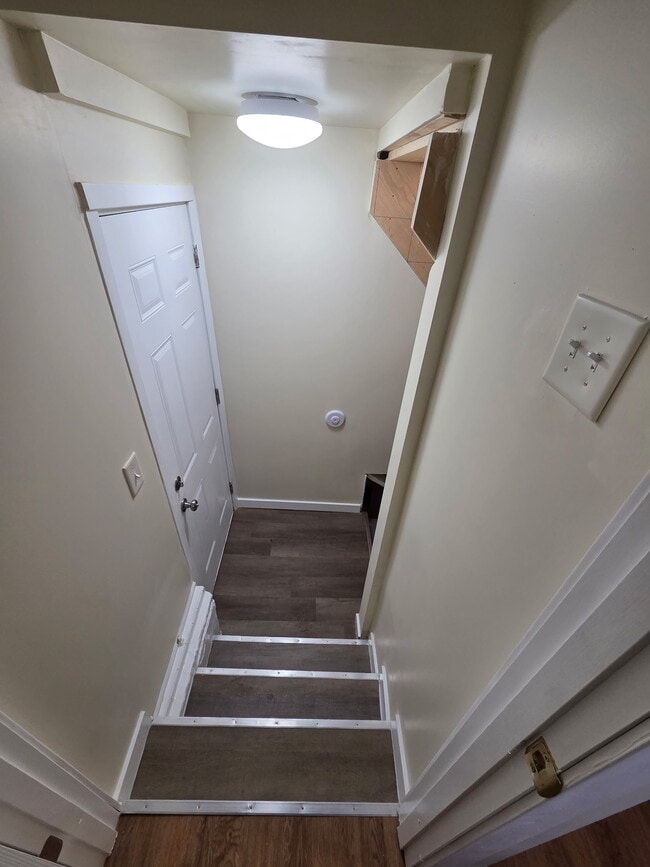 Building Photo - 1030 E 6th Ave