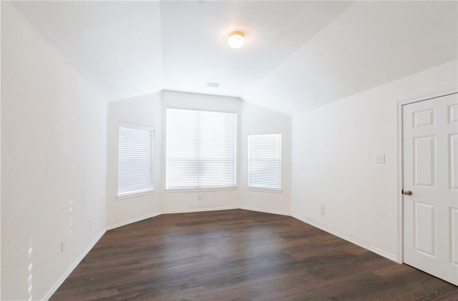 Building Photo - 234 Silvercreek Dr