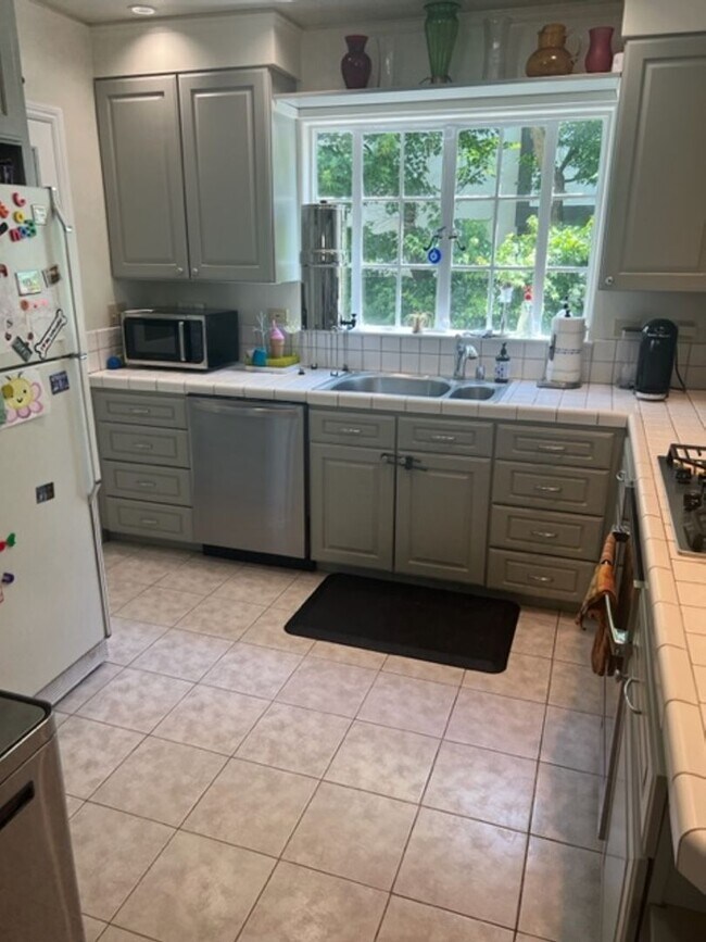 Building Photo - Beautiful, Spacious Rockridge Home!