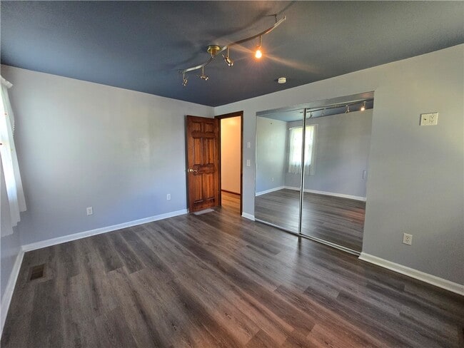 Building Photo - 237 Countess Dr