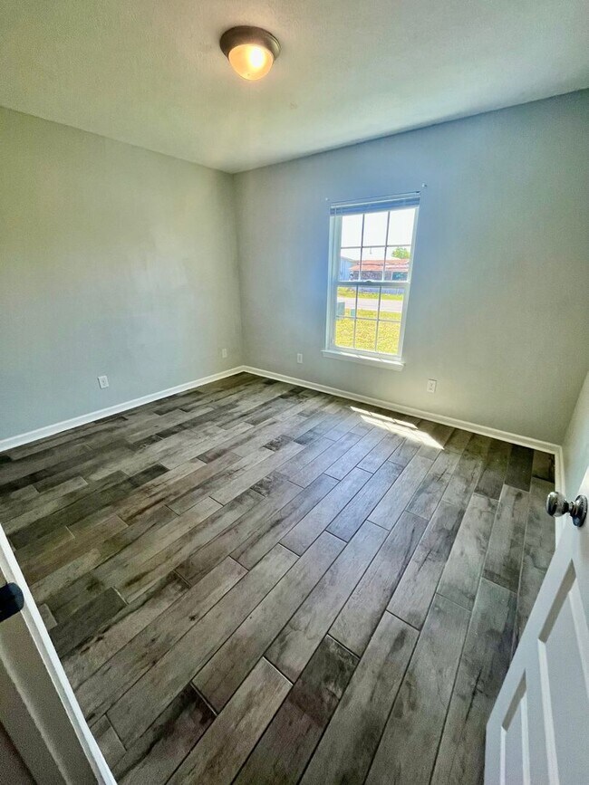 Building Photo - 3b/2Bth Home