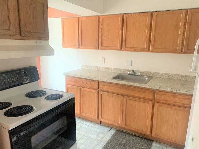 Building Photo - 590 Parkview Dr