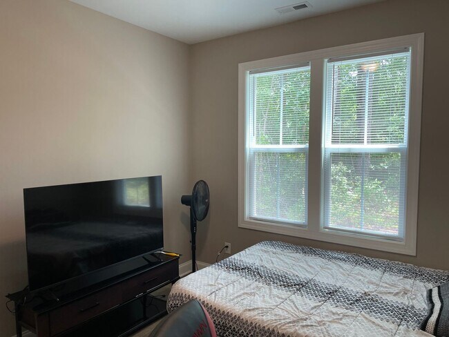 Building Photo - Avaliable October 1st 2025 Unfurnished 3 B...