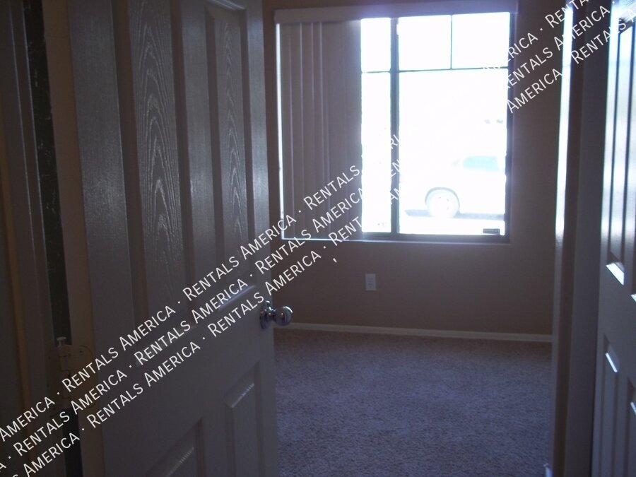 Building Photo - 6605 W Desert Ln