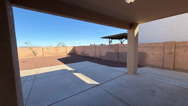 Building Photo - Spacious Surprise home with large backyard