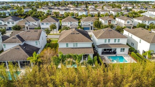 Building Photo - 8 Bedrooms 7 baths on a resort community