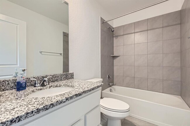 Building Photo - 542 Round Vly Trl
