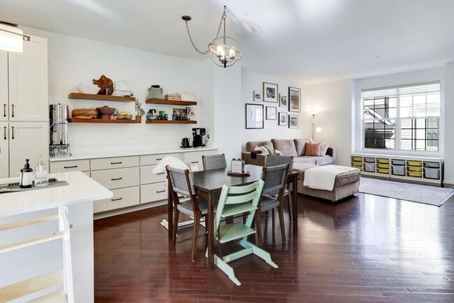 Building Photo - 303 S NW Hwy