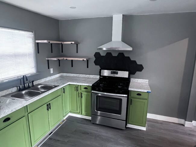 Building Photo - 5850 Estrella Ave