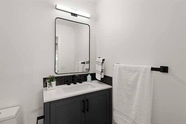 Building Photo - 1704-1710 Hanford Dr