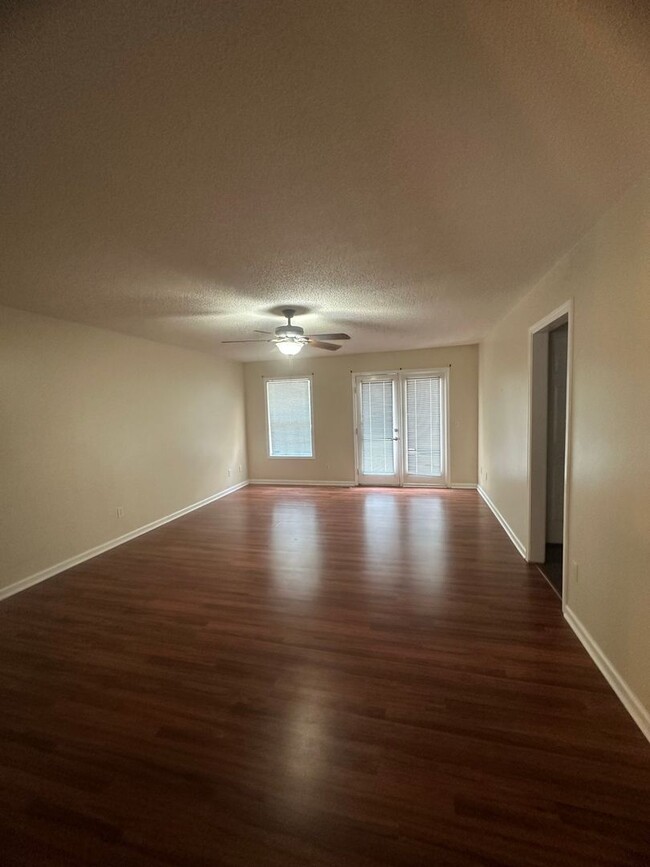 Building Photo - Foxchase Subdivision - END UNIT!  GRANITE,...