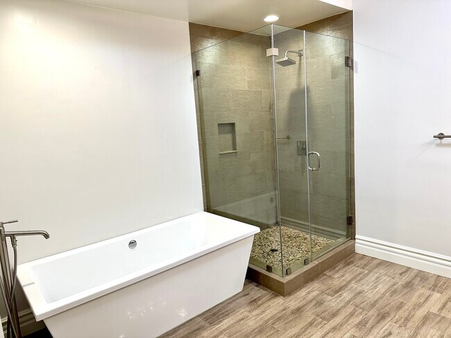 Building Photo - 850 N Croft Ave