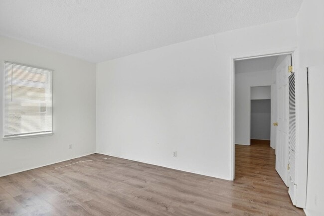 Building Photo - 103 E Tamarack Ave