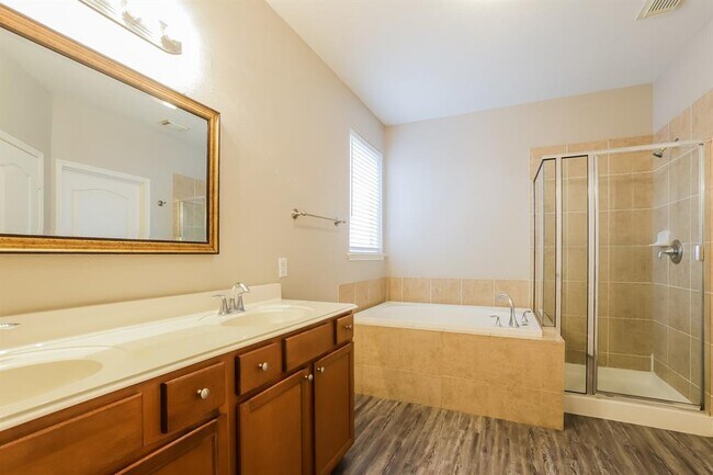 Building Photo - 15118 Sierra Ridge Dr