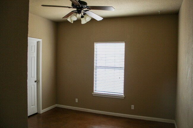 Building Photo - 208 Garden Dr