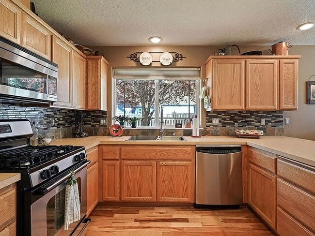 Building Photo - Spacious Prineville Home with Large Backyard!