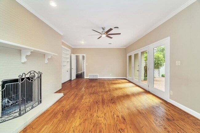 Building Photo - ** 3 bed 2 bath located in McGehee Estate ...