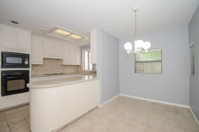 Building Photo - 130 Sugar Berry Cir